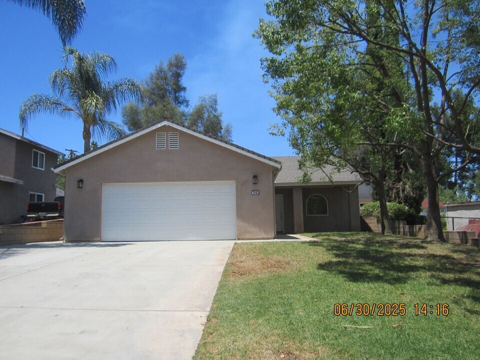 7241 Pontoosuc Ave in Riverside, CA - Building Photo