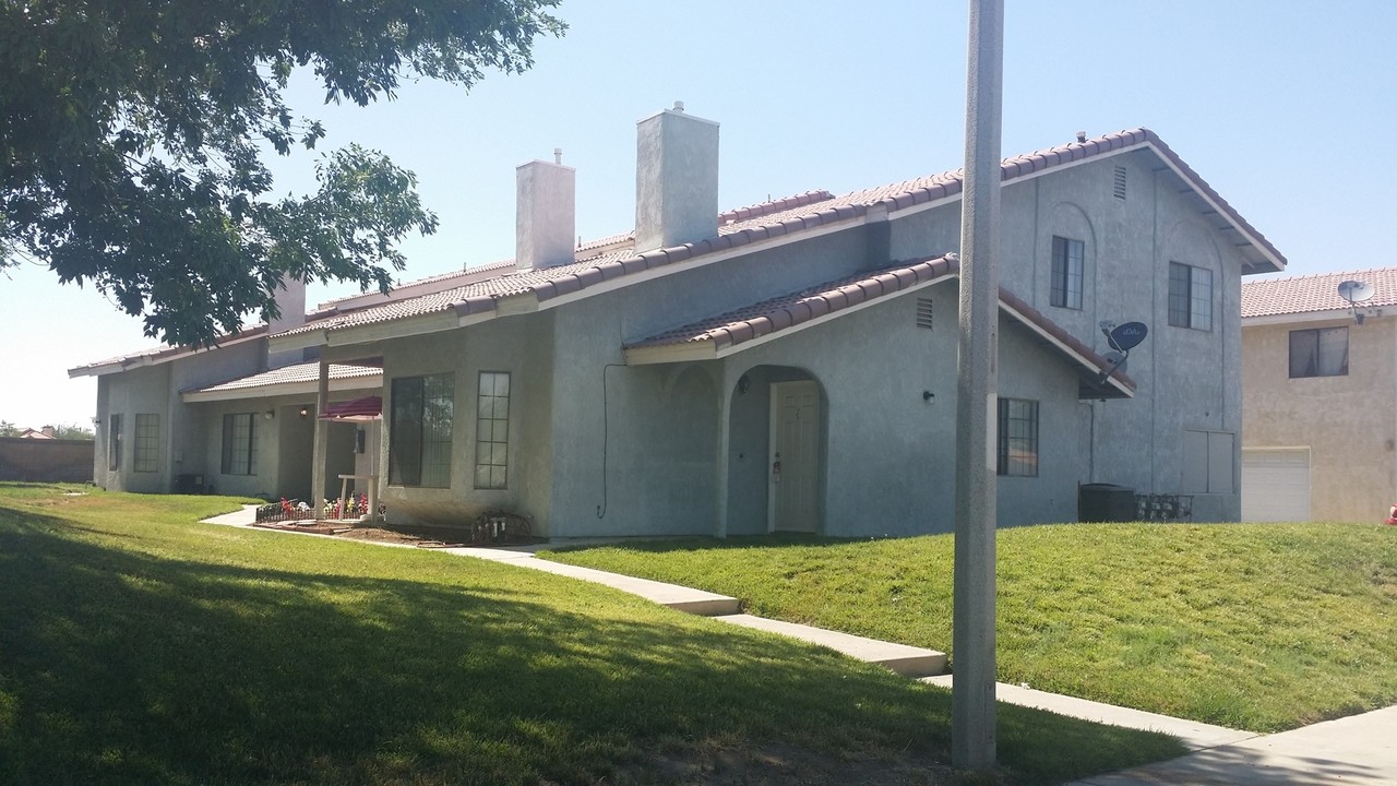 43721 8th St E in Lancaster, CA - Foto de edificio