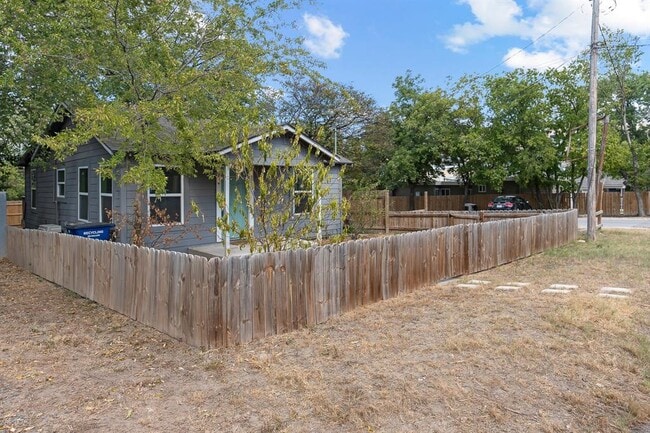 204 Lessin Ln in Austin, TX - Building Photo - Building Photo