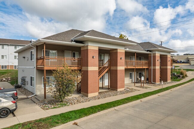 680 N Pleasant Hill Blvd in Pleasant Hill, IA - Foto de edificio - Primary Photo