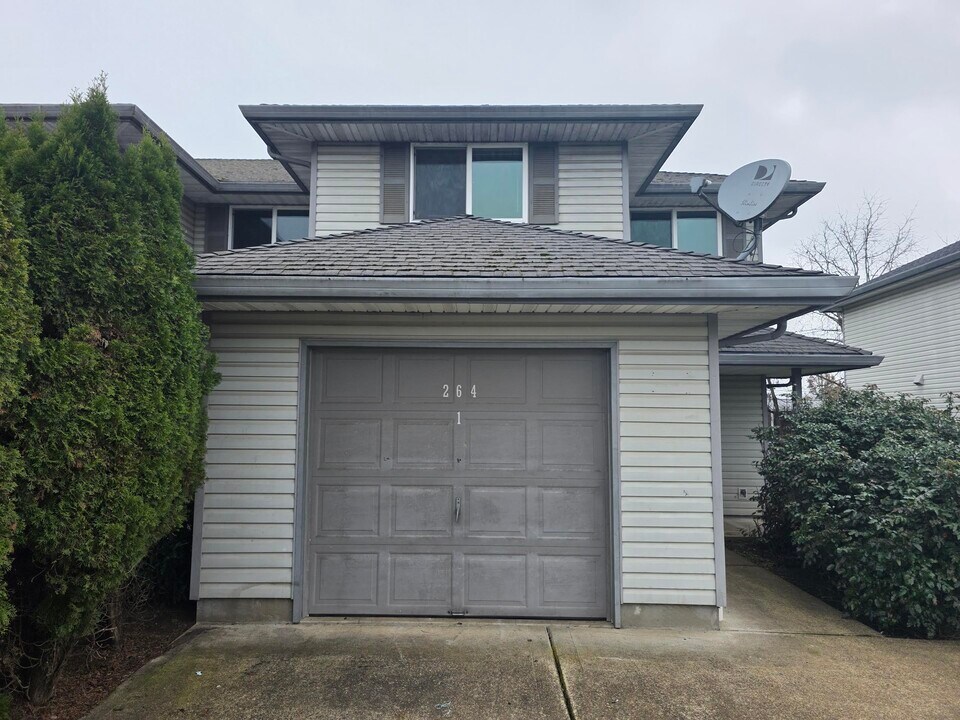 264 Ecols St S in Monmouth, OR - Foto de edificio