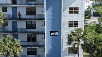 4640 Lucerne Lakes Blvd W in Greenacres, FL - Building Photo - Building Photo