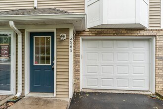 2965 Village Ct in Chanhassen, MN - Foto de edificio - Building Photo