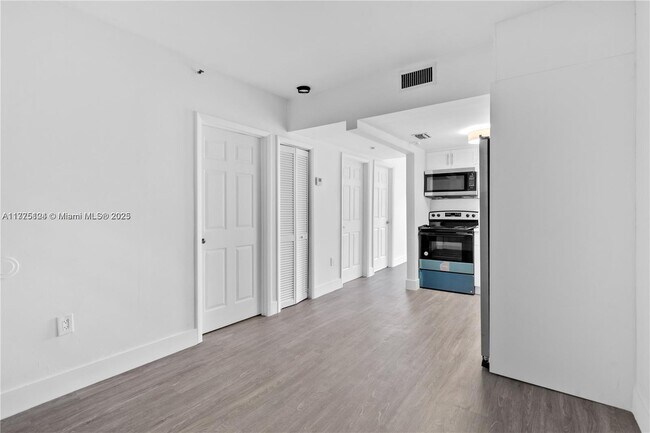 1351 SW 4th St in Miami, FL - Foto de edificio - Building Photo