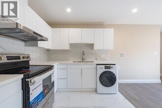 912 Hall Ave in Windsor, ON - Building Photo - Building Photo
