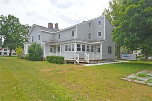 405 Maple Ave in Cheshire, CT - Building Photo