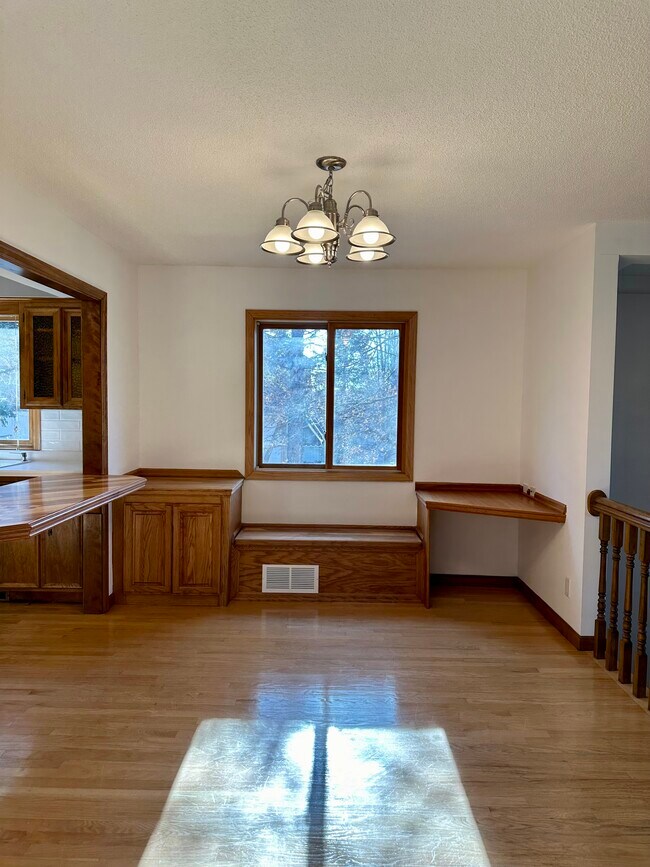 7303 Glouchester Dr in Edina, MN - Building Photo - Building Photo