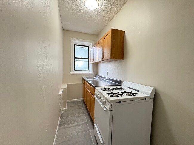 30 Van Velsor Pl, Unit 1G