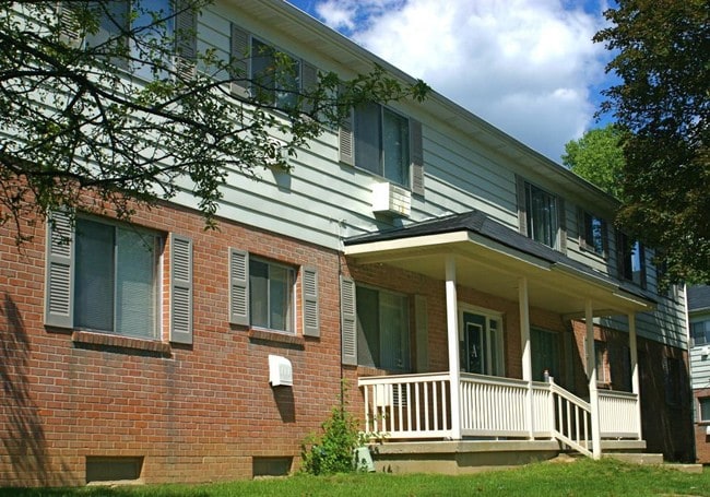 Huntington Circle Apartments in Flint, MI - Building Photo - Building Photo