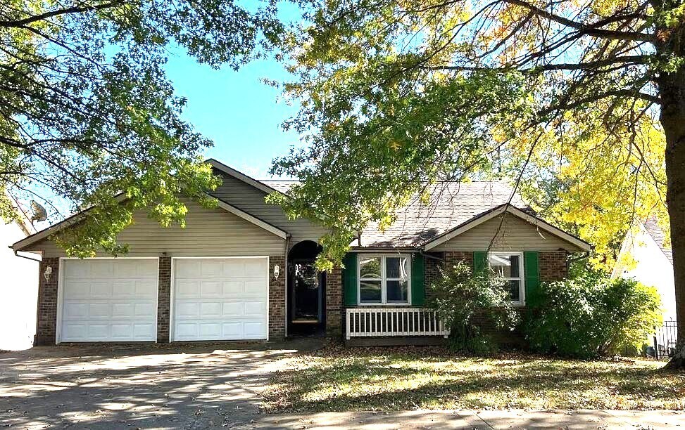 821 W Rosewood Dr in Bloomington, IN - Foto de edificio