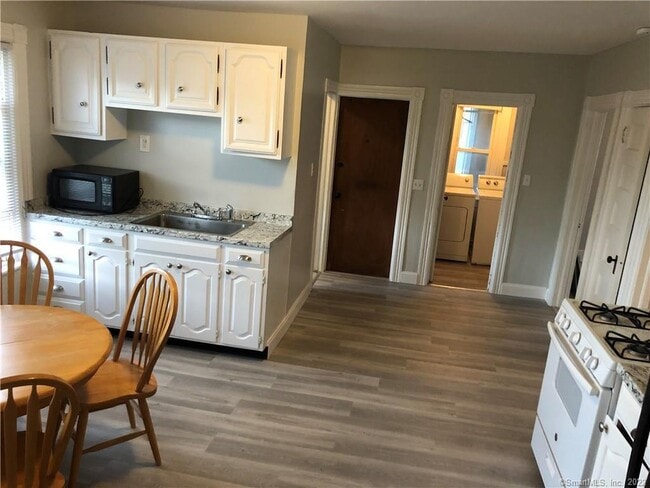 19 Oak St in New Britain, CT - Building Photo - Building Photo