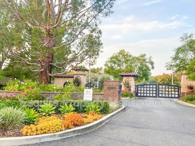 13735 Blue Ridge Way in Moorpark, CA - Building Photo - Building Photo