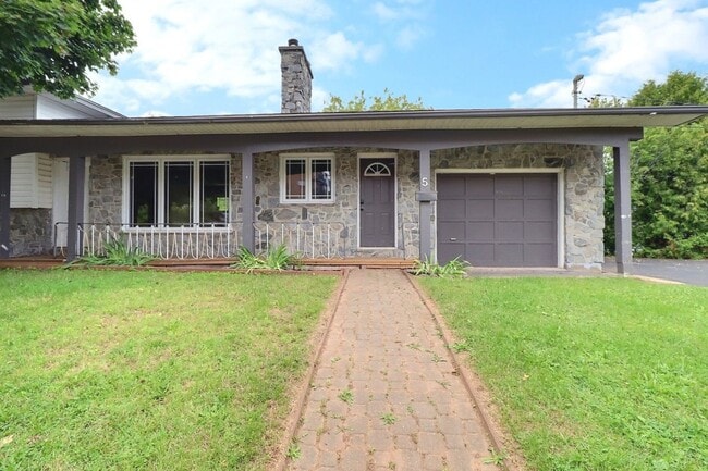 5 Scarborough Ave in Moncton, NB - Building Photo - Building Photo