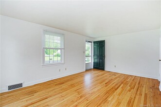 32 Westford Dr in Fairfield, CT - Foto de edificio - Building Photo