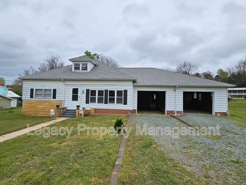 3050 Swepsonville-Saxapahaw Rd in Graham, NC - Foto de edificio