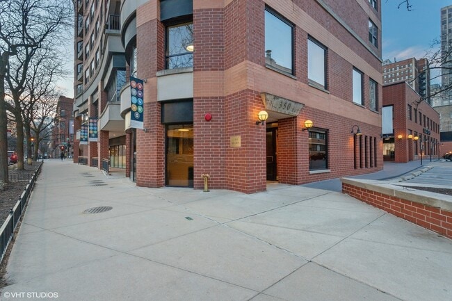 350 W Belden Ave in Chicago, IL - Building Photo - Building Photo