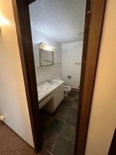 102 Rob Roy Ln in Charles City, IA - Building Photo - Building Photo