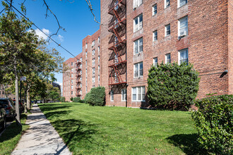 Seagirt Apartments in Far Rockaway, NY - Building Photo - Building Photo