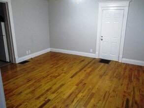 913 W Grove St in Bloomington, IL - Foto de edificio - Building Photo