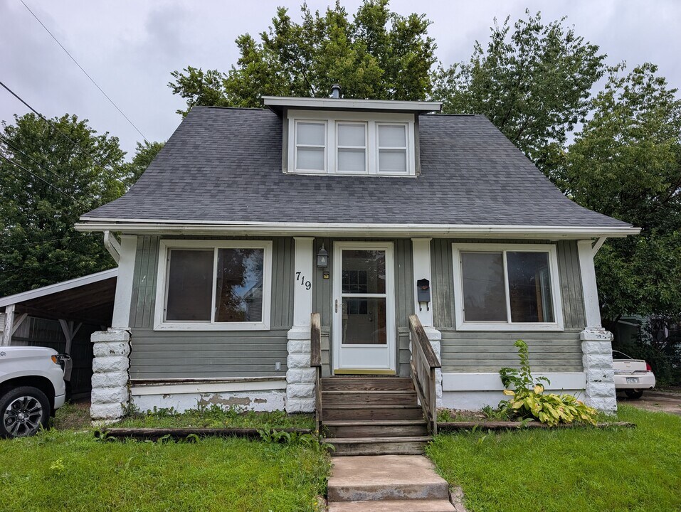 719 Marsh St in Waterloo, IA - Building Photo