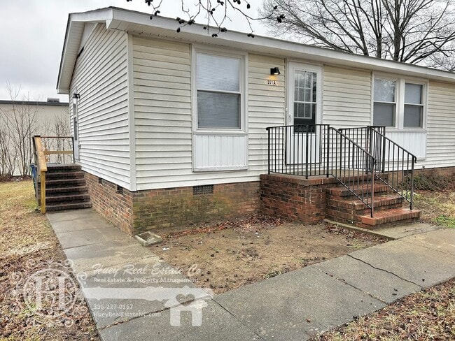 201 E Gilbreath St, Unit A in Graham, NC - Foto de edificio - Building Photo