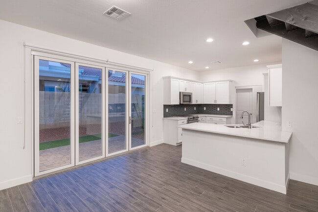 Luxana Apartments in Phoenix, AZ - Building Photo - Building Photo