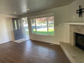 7405 S 2200 E in Cottonwood Heights, UT - Foto de edificio - Building Photo