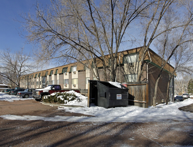 Bruin Manor Apartments in Colorado Springs, CO - Foto de edificio - Building Photo