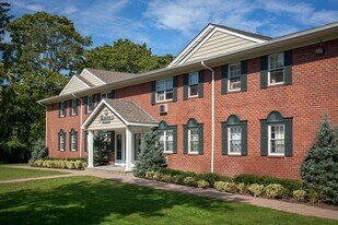 53 S Clinton Ave in Bay Shore, NY - Building Photo