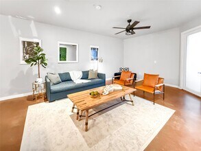 2216 Chenevert St in Houston, TX - Building Photo - Building Photo