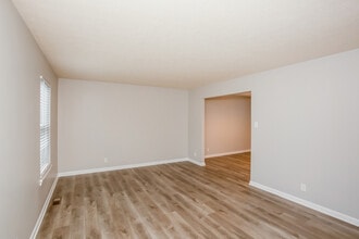 8223 Maple Leaf Ct in Indianapolis, IN - Building Photo - Building Photo