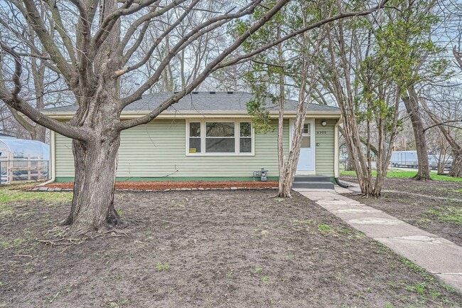 6300 Quebec Ave N in Minneapolis, MN - Building Photo - Building Photo