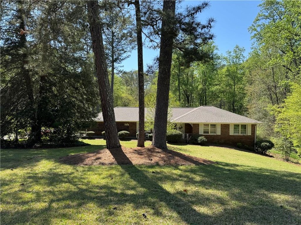 10160 N Coleman Rd in Roswell, GA - Building Photo