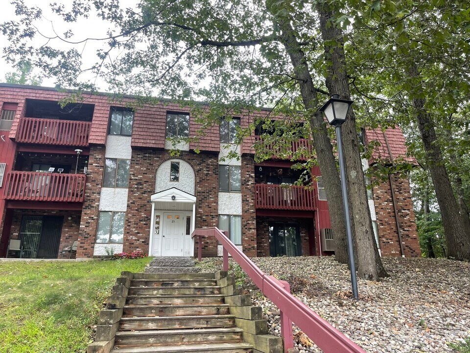 25 Woodsedge Dr in Newington, CT - Building Photo