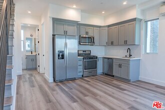 525 Normandie Ave-Unit -525 1/2 in Los Angeles, CA - Building Photo - Building Photo