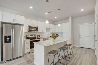 28201 N Black Cyn Hwy, Unit 2 in Phoenix, AZ - Building Photo - Building Photo