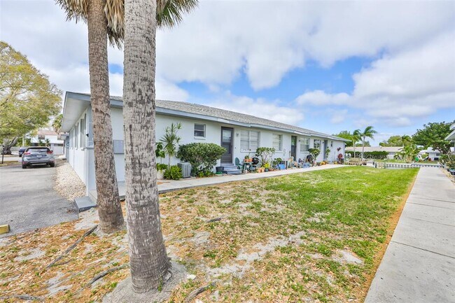 1045 Apollo Beach Blvd in Apollo Beach, FL - Building Photo - Building Photo