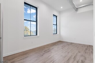 70 Roseville Ave in Newark, NJ - Foto de edificio - Building Photo