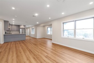 62 South St-Unit -205 in Oyster Bay, NY - Foto de edificio - Building Photo