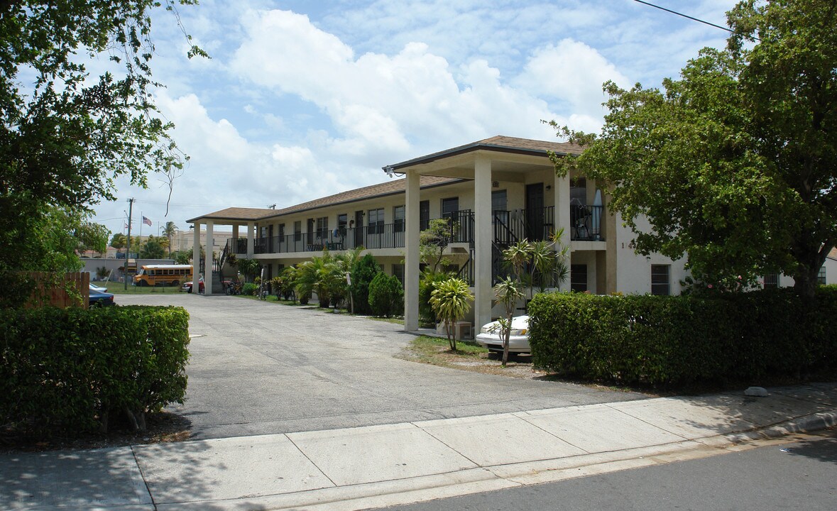 1743 2nd Ave N in Lake Worth, FL - Foto de edificio