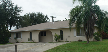 2105 SE 15th Pl in Cape Coral, FL - Building Photo - Building Photo