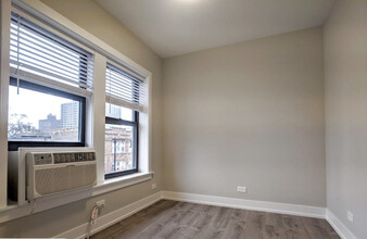 703 W Brompton Ave, Unit 701-03 in Chicago, IL - Building Photo - Building Photo