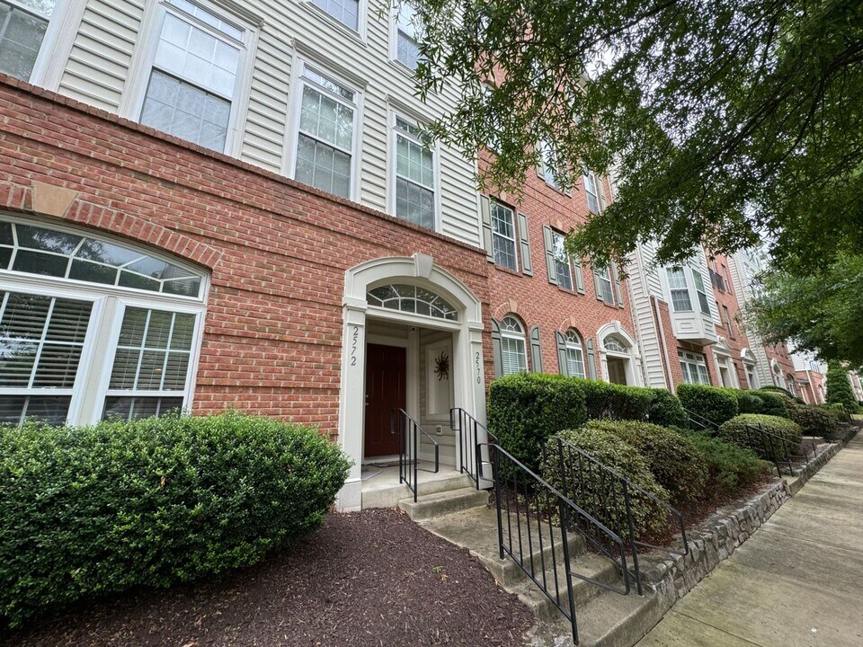 2570 Eastbourne Dr in Leesylvania, VA - Building Photo