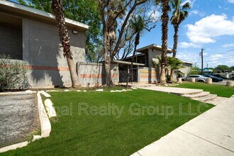 255 E Rampart Dr in San Antonio, TX - Foto de edificio - Building Photo