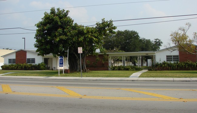 Mayfair Gardens in Miami, FL - Building Photo - Building Photo