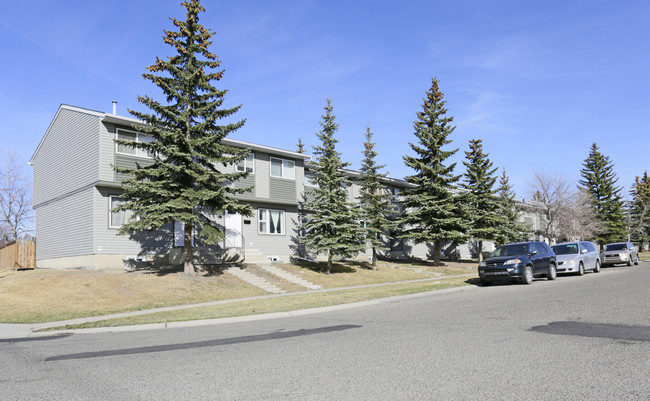 300-390 Falconridge Cres NE in Calgary, AB - Building Photo - Building Photo