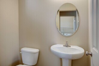 Brookstone at Edgewater Townhomes in Puyallup, WA - Building Photo - Building Photo