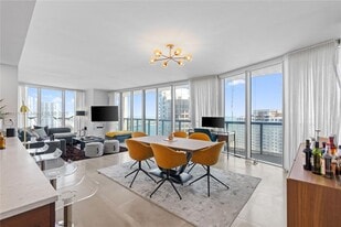 465 Brickell Ave in Miami, FL - Building Photo
