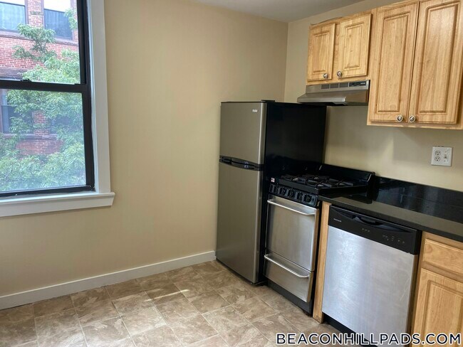 238 Cambridge St, Unit 6 in Boston, MA - Foto de edificio - Building Photo