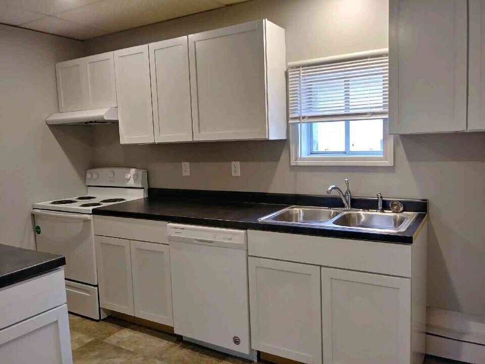 413 4th St NE in Watertown, SD - Building Photo
